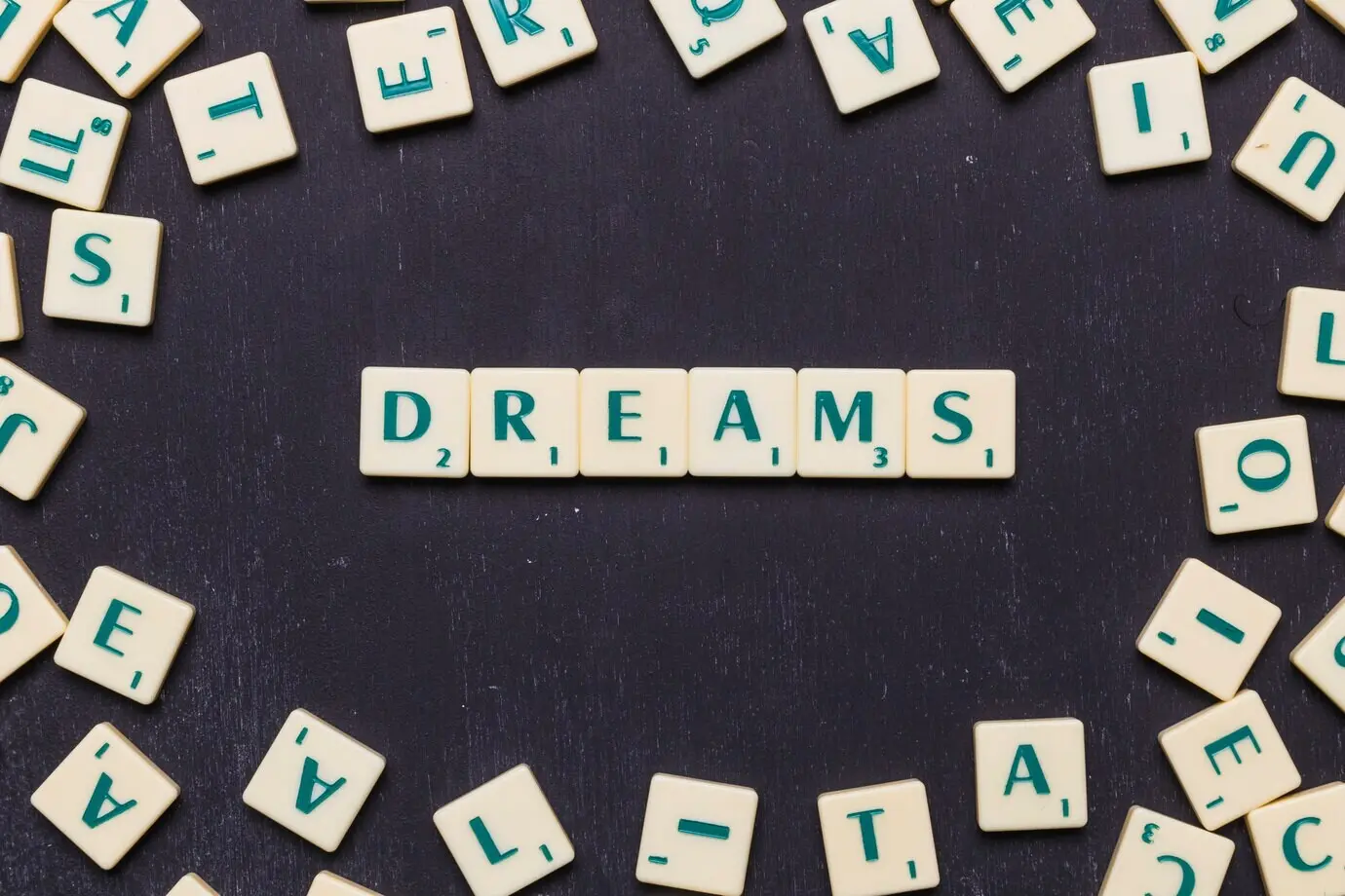 Das Wort 'dreams' aus Scrabble-Buchstaben von oben gesehen.