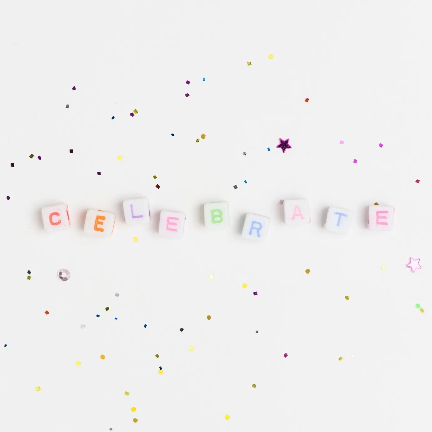 CELEBRATE Perlen-Schriftzug Worttypografie